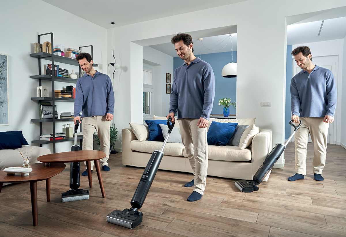 Απεικονίζεται άνδρας να καθαρίζει σε όλο το σαλόνι.